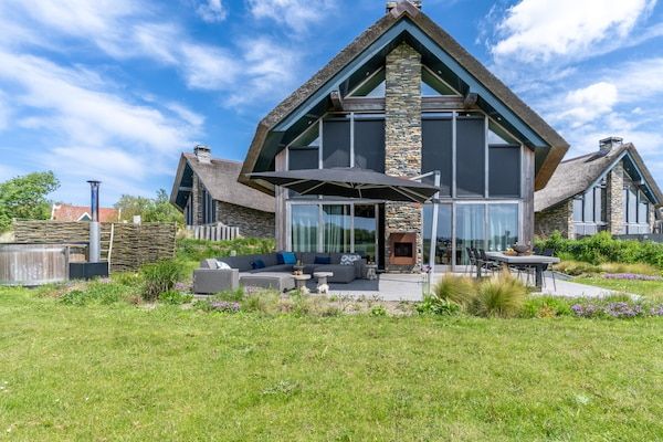 Buitenkant - Luxe en duurzame 6-persoons vakantievilla in De Koog (1)
