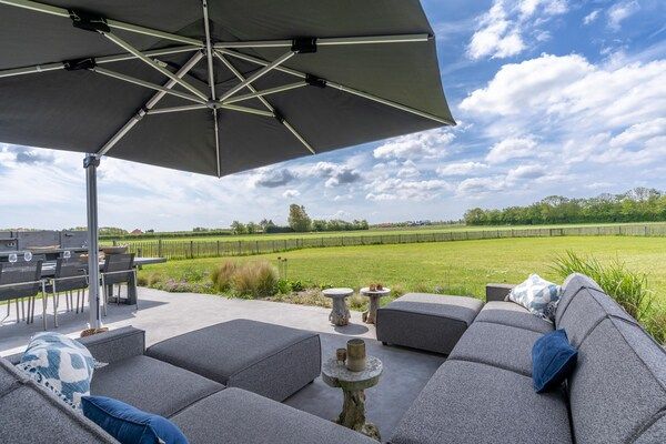 Terras - Luxe en duurzame 6-persoons vakantievilla in De Koog (2)