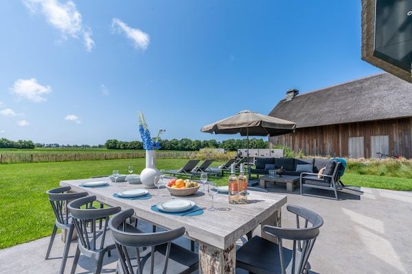 Terras - Moderne 6-Persoons Villa met Privé Hottub – Nabij Strand & Natuur in De Koog (2)