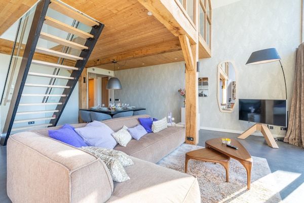 Woonkamer - Moderne 6-Persoons Villa met Privé Hottub – Nabij Strand & Natuur in De Koog (5)