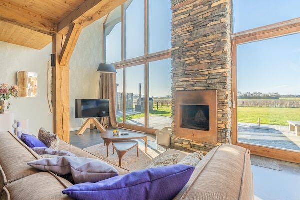 Woonkamer - Moderne 6-Persoons Villa met Privé Hottub – Nabij Strand & Natuur in De Koog (3)
