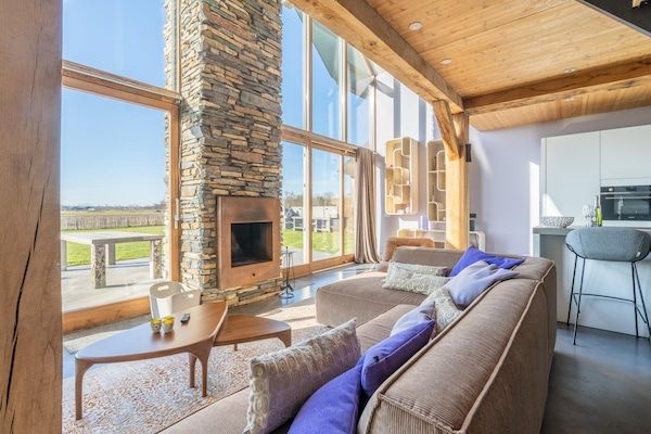 Woonkamer - Moderne 6-Persoons Villa met Privé Hottub – Nabij Strand & Natuur in De Koog (4)
