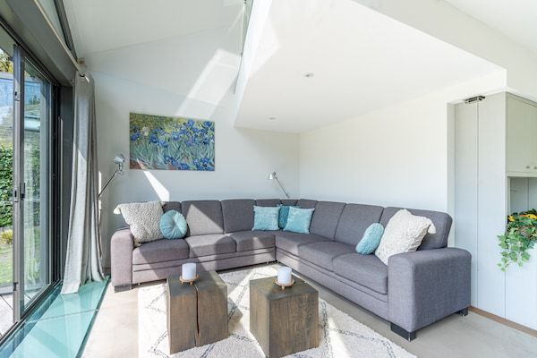 Woonkamer - Sfeervolle 8 persoons villa met hottub bij bos in De Koog (5)