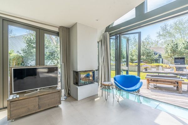 Woonkamer - Sfeervolle 8 persoons villa met hottub bij bos in De Koog (3)