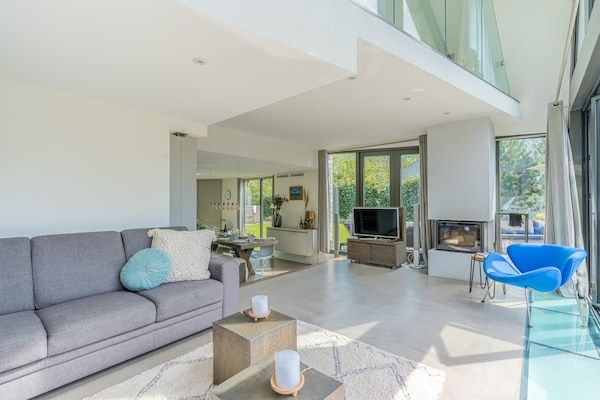 Woonkamer - Sfeervolle 8 persoons villa met hottub bij bos in De Koog (4)