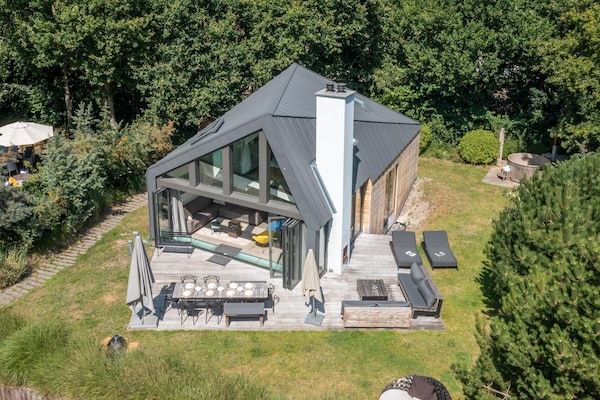 Buitenkant - Sfeervolle 8 persoons villa met hottub bij bos in De Koog (1)