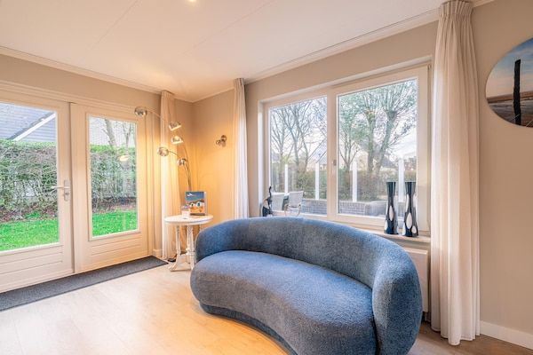 Woonkamer - Sfeervolle villa nabij zee en bos in De Koog (5)