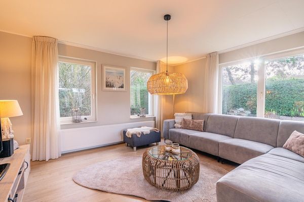 Woonkamer - Sfeervolle villa nabij zee en bos in De Koog (2)