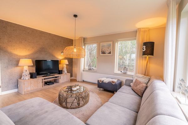 Woonkamer - Sfeervolle villa nabij zee en bos in De Koog (3)