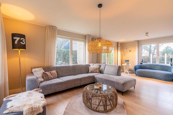 Woonkamer - Sfeervolle villa nabij zee en bos in De Koog (4)
