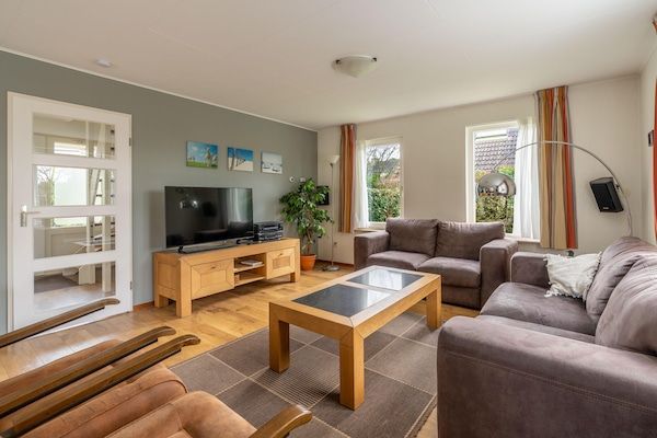 Woonkamer - Villa met Finse sauna en buitendouche in De Koog (3)