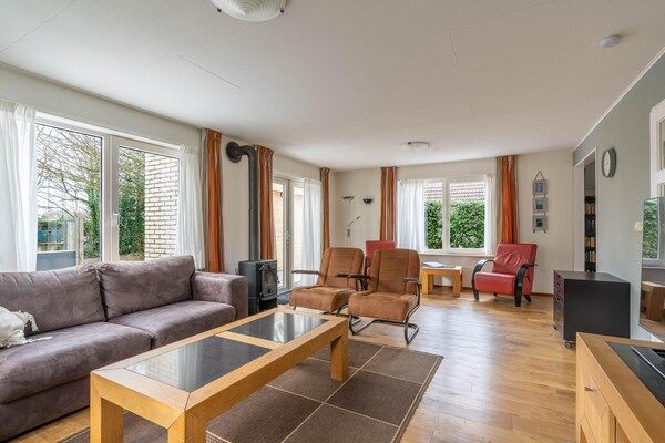 Woonkamer - Villa met Finse sauna en buitendouche in De Koog (4)