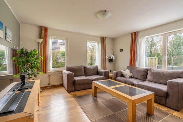 Woonkamer - Villa met Finse sauna en buitendouche in De Koog (5)