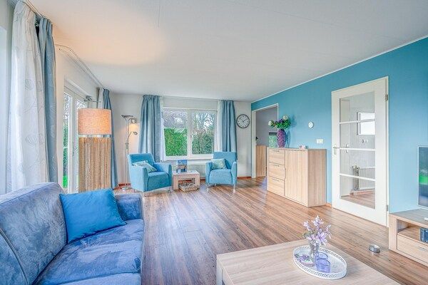 Woonkamer - Sfeervolle villa met stoomcabine en bubbelbad in De Koog (5)