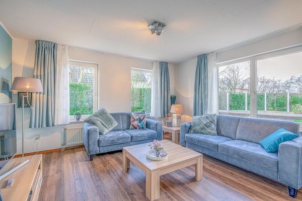 Woonkamer - Sfeervolle villa met stoomcabine en bubbelbad in De Koog (3)