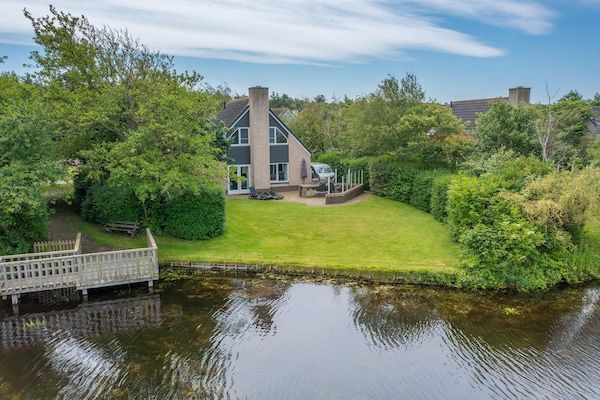 Buitenkant - Sfeervolle villa met stoomcabine en bubbelbad in De Koog (1)