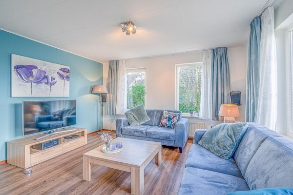 Woonkamer - Sfeervolle villa met stoomcabine en bubbelbad in De Koog (4)