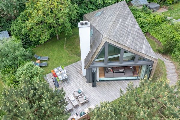 Buitenkant - Ontspannen en sfeervolle 6 persoons villa bij het bos. in De Koog (2)