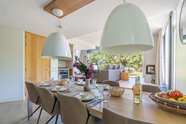 Eetkamer - Ontspannen en sfeervolle 6 persoons villa bij het bos. in De Koog (3)