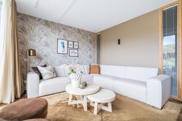 Woonkamer - Uitnodigend appartement met tuin in Sint Maartenszee (5)