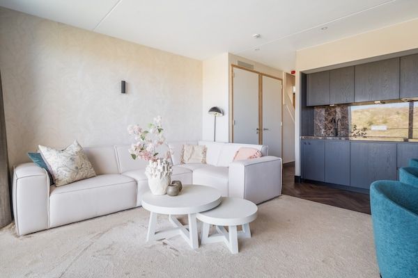 Woonkamer - Luxe appartement met privésauna in Sint Maartenszee (5)