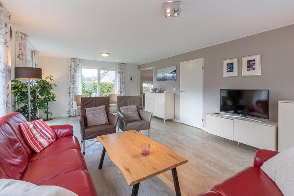 Woonkamer - Sfeervolle villa nabij zee en bos in De Koog (3)
