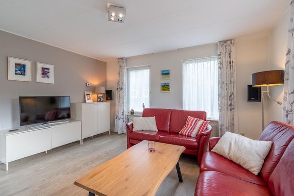 Woonkamer - Sfeervolle villa nabij zee en bos in De Koog (4)