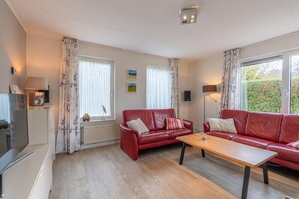 Woonkamer - Sfeervolle villa nabij zee en bos in De Koog (5)