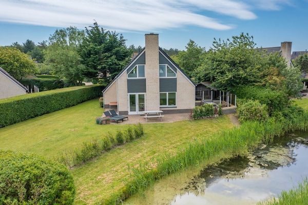 Buitenkant - Sfeervolle villa met terras aan het water in De Koog (2)