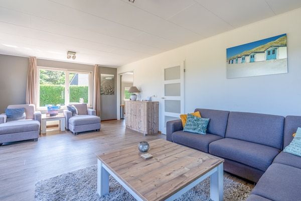 Woonkamer - Sfeervolle villa met terras aan het water in De Koog (4)
