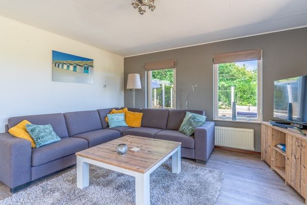 Woonkamer - Sfeervolle villa met terras aan het water in De Koog (5)