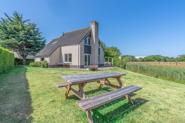 Tuin - Sfeervolle villa met terras aan het water in De Koog (3)