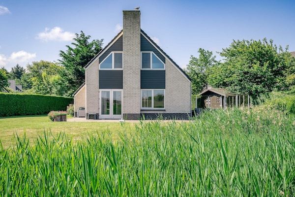 Buitenkant - Sfeervolle villa met terras aan het water in De Koog (1)