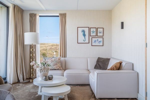 Woonkamer - Appartement met balkon en uitzicht op de duin in Sint Maartenszee (5)