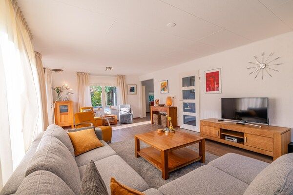 Woonkamer - Sfeervolle villa nabij zee en bos in De Koog (2)