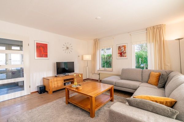 Woonkamer - Sfeervolle villa nabij zee en bos in De Koog (3)