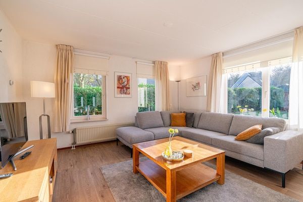 Woonkamer - Sfeervolle villa nabij zee en bos in De Koog (4)