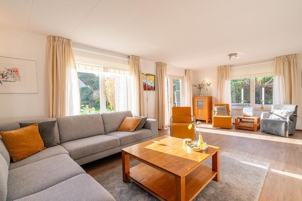 Woonkamer - Sfeervolle villa nabij zee en bos in De Koog (5)