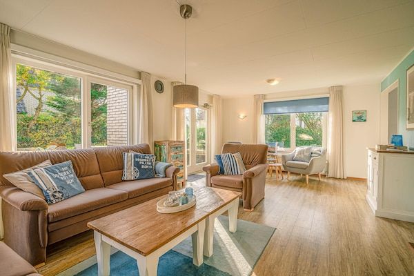 Woonkamer - Sfeervolle villa nabij zee en bos in De Koog (4)