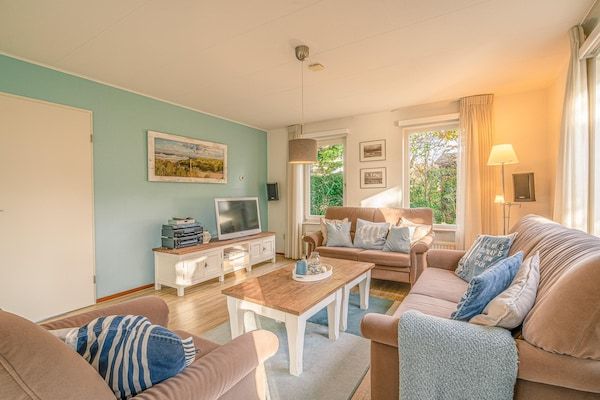 Woonkamer - Sfeervolle villa nabij zee en bos in De Koog (5)