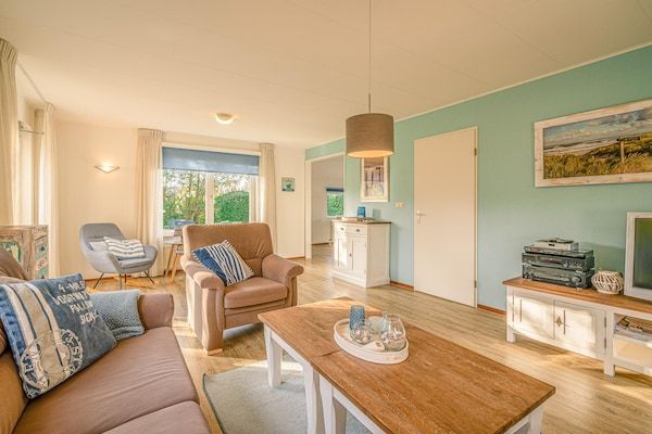 Woonkamer - Sfeervolle villa nabij zee en bos in De Koog (3)