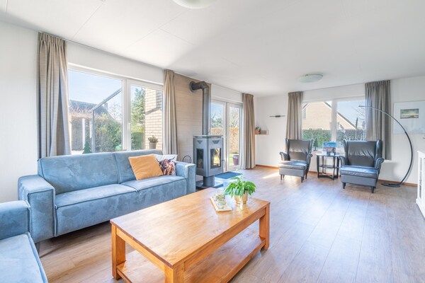 Woonkamer - Sfeervolle villa nabij zee met fraaie tuin in De Koog (4)