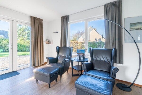 Woonkamer - Sfeervolle villa nabij zee met fraaie tuin in De Koog (5)