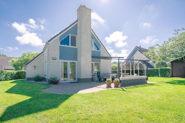 Buitenkant - Sfeervolle villa nabij zee met fraaie tuin in De Koog (1)
