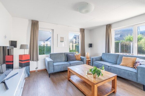 Woonkamer - Sfeervolle villa nabij zee met fraaie tuin in De Koog (2)