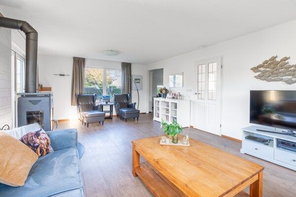 Woonkamer - Sfeervolle villa nabij zee met fraaie tuin in De Koog (3)