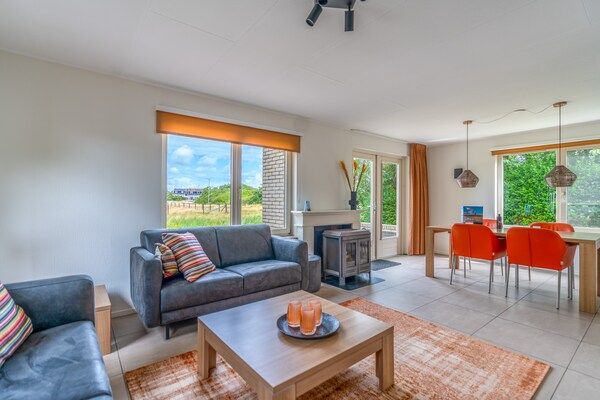 Woonkamer - Sfeervolle villa met sauna aan het water in De Koog (4)