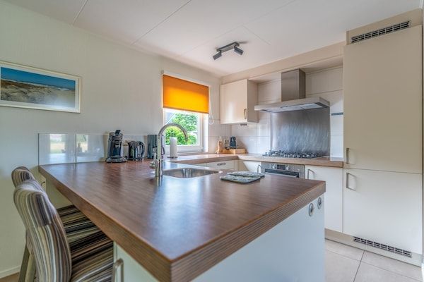 Keuken - Sfeervolle villa met sauna aan het water in De Koog (5)