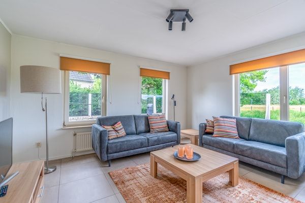 Woonkamer - Sfeervolle villa met sauna aan het water in De Koog (2)