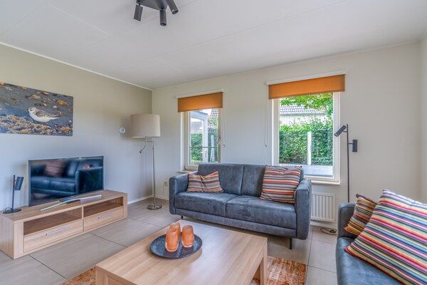Woonkamer - Sfeervolle villa met sauna aan het water in De Koog (3)